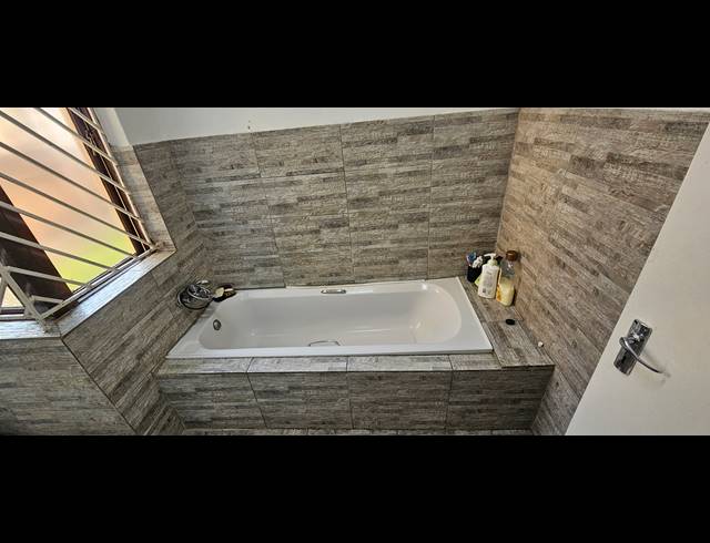 3 BEDROOM TOWNHOUSE FOR SALE IN MONDEOR